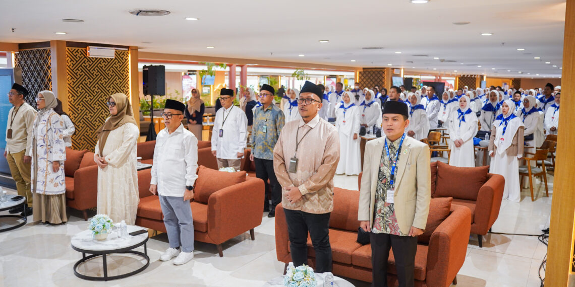 Suasana pelepasan 135 karyawan ParagonCorp untuk menunaikan ibadah umrah di Palmeera Lounge, Terminal 2 Bandara Internasional Soekarno-Hatta, Senin (13/7/2026). Acara dihadiri oleh Menteri Haji dan Umrah Republik Indonesia, Dr. K.H. Mochamad Irfan Yusuf, M.Si.(Foto: Istimewa)