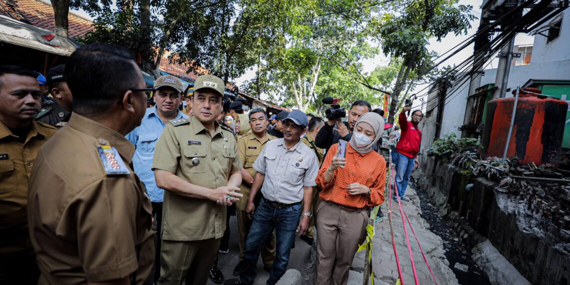 Wakil Wali Kota Bandung, Erwin di lokasi penebangan pohon tanpa izin. Pihaknya menerima laporan dari camat mengenai adanya penebangan pohon tanpa izin yang diduga dilakukan pada dini hari di Cijerah.(Foto: Humas Pemkot Bandung)