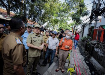 Wakil Wali Kota Bandung, Erwin di lokasi penebangan pohon tanpa izin. Pihaknya menerima laporan dari camat mengenai adanya penebangan pohon tanpa izin yang diduga dilakukan pada dini hari di Cijerah.(Foto: Humas Pemkot Bandung)