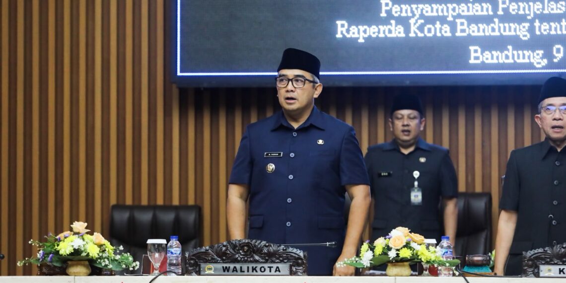 Wali Kota Bandung Muhammad Farhan di DPRD Kota Bandung. Wali Kota mengemukakan Pendapatan daerah Kota Bandung pada Tahun Anggaran 2025 realisasinya mencapai sekitar 95,11 persen dari target.(Foto: Humas Pemkot Bandung)