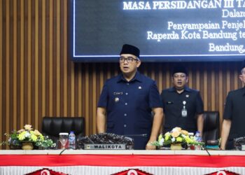 Wali Kota Bandung Muhammad Farhan di DPRD Kota Bandung. Wali Kota mengemukakan Pendapatan daerah Kota Bandung pada Tahun Anggaran 2025 realisasinya mencapai sekitar 95,11 persen dari target.(Foto: Humas Pemkot Bandung)