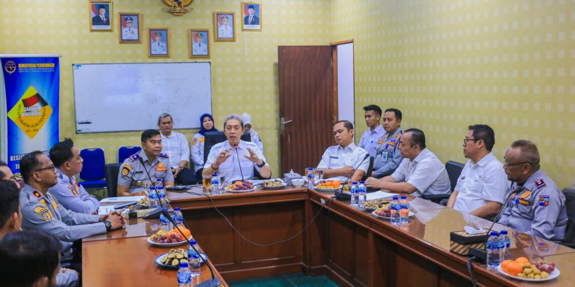 Wali Kota Bogor, Dedie A. Rachim, menyambangi Dinas Perhubungan Kota Bogor untuk memastikan penerapan Peraturan Wali Kota (Perwali) Nomor 11 Tahun 2026 tentang Rasionalisasi, Peremajaan, dan Penghapusan Kendaraan Bermotor Umum dalam Trayek, Rabu (8/7/2026).(Foto: Humas Pemkot Bogor)