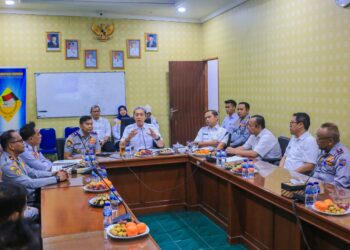 Wali Kota Bogor, Dedie A. Rachim, menyambangi Dinas Perhubungan Kota Bogor untuk memastikan penerapan Peraturan Wali Kota (Perwali) Nomor 11 Tahun 2026 tentang Rasionalisasi, Peremajaan, dan Penghapusan Kendaraan Bermotor Umum dalam Trayek, Rabu (8/7/2026).(Foto: Humas Pemkot Bogor)