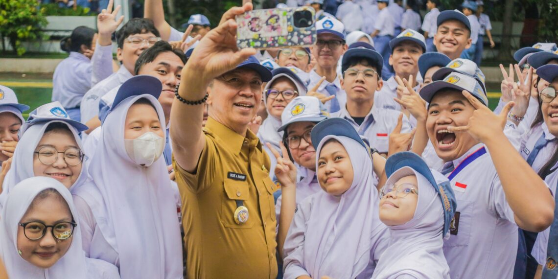 Wali Kota Bogor, Dedie A. Rachim meminta siswa baru di setiap jenjang pendidikan pada tahun ajaran baru untuk menanam satu pohon pelindung atau pohon buah.(Foto: Humas Pemkot Bogor)