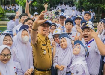Wali Kota Bogor, Dedie A. Rachim meminta siswa baru di setiap jenjang pendidikan pada tahun ajaran baru untuk menanam satu pohon pelindung atau pohon buah.(Foto: Humas Pemkot Bogor)