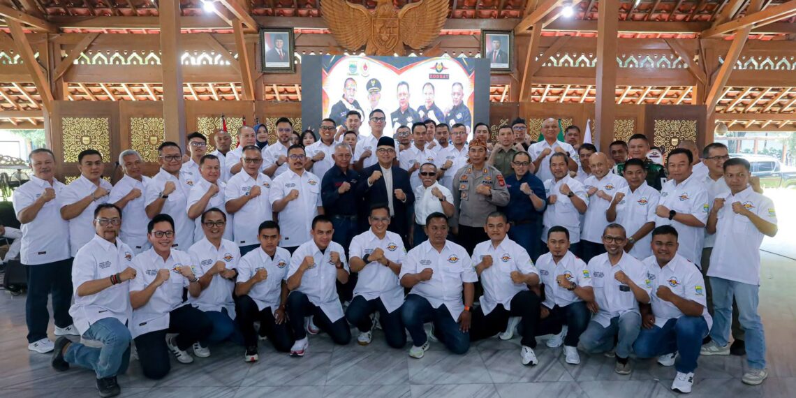 Tarung Derajat: Wali Kota Bandung dan pengurus Tarung Derajat.(Foto: Humas Pemkot Bandung)