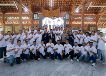 Tarung Derajat: Wali Kota Bandung dan pengurus Tarung Derajat.(Foto: Humas Pemkot Bandung)