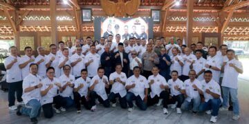 Tarung Derajat: Wali Kota Bandung dan pengurus Tarung Derajat.(Foto: Humas Pemkot Bandung)