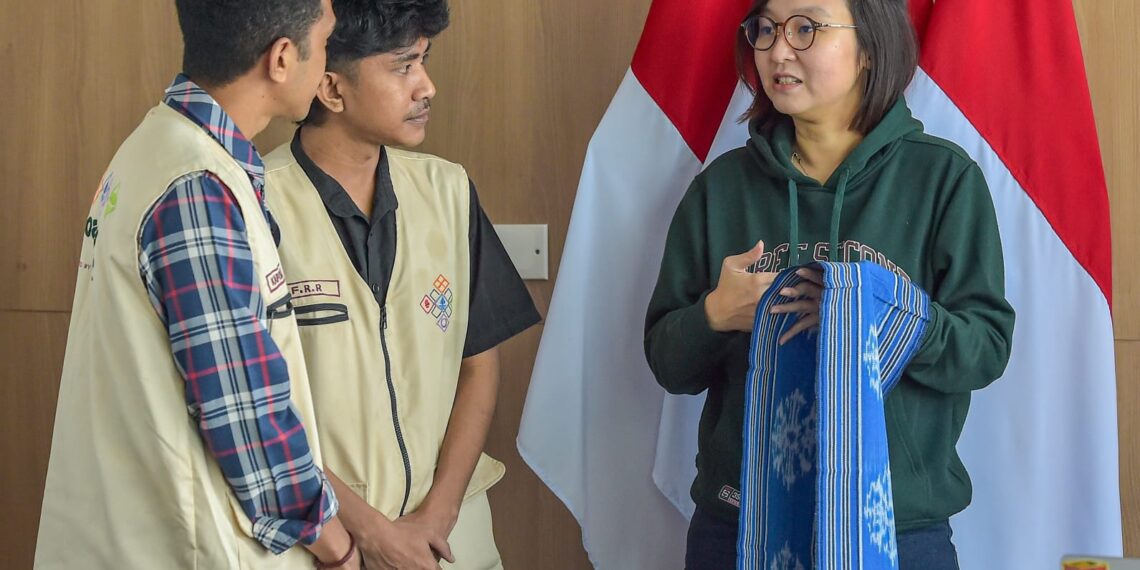Wakil Menteri Ekonomi Kreatif/Wakil Kepala Badan Ekonomi Kreatif (Ekraf), Irene Umar (kanan), berdialog dengan Steering Committe Bidang Creative Program Festival Toadore Yogyakarta, Fando (tengah) saat menerima audiensi dari panitia Toadore Festival Vol. III di Kantor Kementerian Ekonomi Kreatif, Jakarta, Rabu (29/07/2026).(Dok. Biro Komunikasi Kementerian Ekraf/ Badan Ekonomi Kreatif)