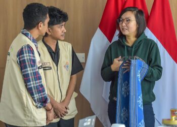 Wakil Menteri Ekonomi Kreatif/Wakil Kepala Badan Ekonomi Kreatif (Ekraf), Irene Umar (kanan), berdialog dengan Steering Committe Bidang Creative Program Festival Toadore Yogyakarta, Fando (tengah) saat menerima audiensi dari panitia Toadore Festival Vol. III di Kantor Kementerian Ekonomi Kreatif, Jakarta, Rabu (29/07/2026).(Dok. Biro Komunikasi Kementerian Ekraf/ Badan Ekonomi Kreatif)