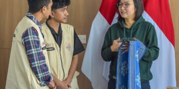 Wakil Menteri Ekonomi Kreatif/Wakil Kepala Badan Ekonomi Kreatif (Ekraf), Irene Umar (kanan), berdialog dengan Steering Committe Bidang Creative Program Festival Toadore Yogyakarta, Fando (tengah) saat menerima audiensi dari panitia Toadore Festival Vol. III di Kantor Kementerian Ekonomi Kreatif, Jakarta, Rabu (29/07/2026).(Dok. Biro Komunikasi Kementerian Ekraf/ Badan Ekonomi Kreatif)