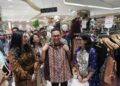 Mendag Budi Santoso di Metro Department Store Cibubur, Kota Depok, Jawa Barat, Kamis 9 Juli 2026. Dots Indonesia menjadi salah satu UMKM fesyen yang dikurasi Kemendag.(Foto: Humas Kemendag)