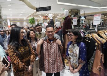 Mendag Budi Santoso di Metro Department Store Cibubur, Kota Depok, Jawa Barat, Kamis 9 Juli 2026. Dots Indonesia menjadi salah satu UMKM fesyen yang dikurasi Kemendag.(Foto: Humas Kemendag)