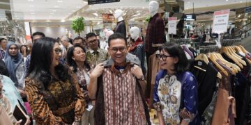 Mendag Budi Santoso di Metro Department Store Cibubur, Kota Depok, Jawa Barat, Kamis 9 Juli 2026. Dots Indonesia menjadi salah satu UMKM fesyen yang dikurasi Kemendag.(Foto: Humas Kemendag)