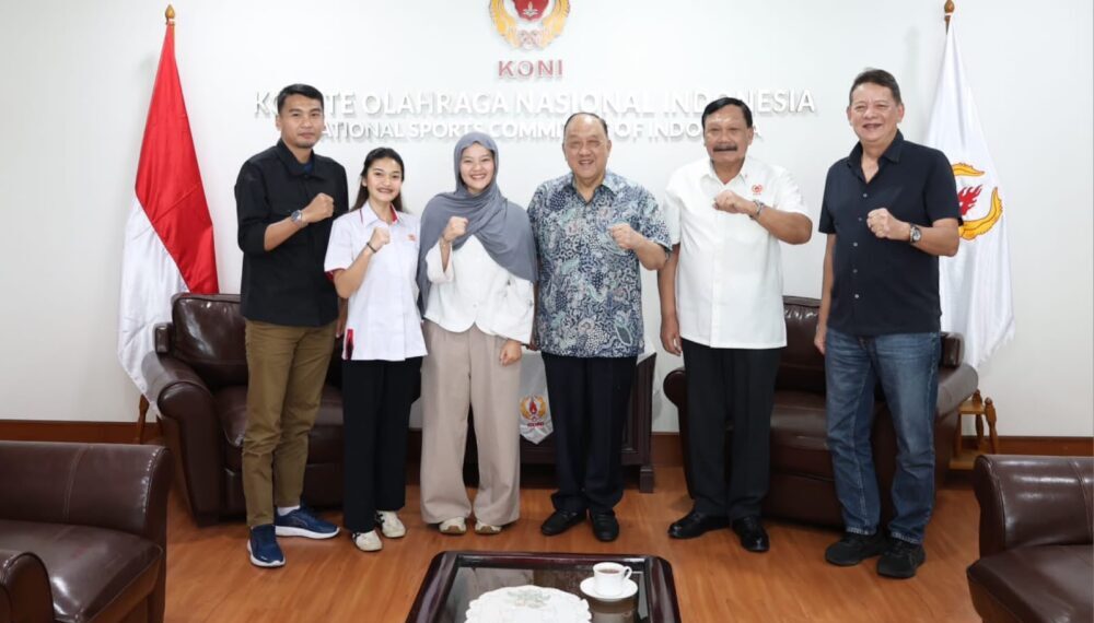 Ketua Umum KONI Pusat Letjen TNI Purn Marciano Norman beserta jajaran menerima audiensi Olympian cabang olahraga Angkat Besi, Windy Cantika Aisah, pada Selasa, 14 Juli 2026, di Kantor KONI Pusat, Senayan, Jakarta.(Foto: Humas KONI Pusat)