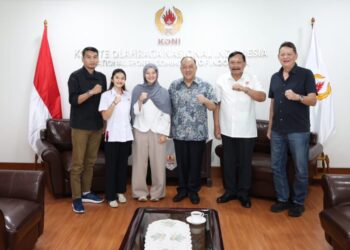 Ketua Umum KONI Pusat Letjen TNI Purn Marciano Norman beserta jajaran menerima audiensi Olympian cabang olahraga Angkat Besi, Windy Cantika Aisah, pada Selasa, 14 Juli 2026, di Kantor KONI Pusat, Senayan, Jakarta.(Foto: Humas KONI Pusat)