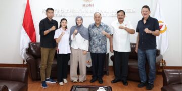 Ketua Umum KONI Pusat Letjen TNI Purn Marciano Norman beserta jajaran menerima audiensi Olympian cabang olahraga Angkat Besi, Windy Cantika Aisah, pada Selasa, 14 Juli 2026, di Kantor KONI Pusat, Senayan, Jakarta.(Foto: Humas KONI Pusat)
