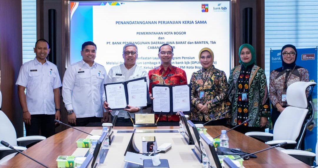 bank bjb menjalin sinergi dengan Pemerintah Kota Bogor melalui penandatanganan Perjanjian Kerja Sama (PKS) pemanfaatan Program Dana Pensiun Lembaga Keuangan (DPLK) bagi Ketua RT, Ketua RW, dan Ketua Lembaga Pemberdayaan Masyarakat (LPM) Kota Bogor.(Foto: Dok. bank bjb)
