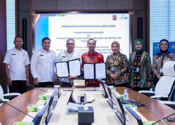 bank bjb menjalin sinergi dengan Pemerintah Kota Bogor melalui penandatanganan Perjanjian Kerja Sama (PKS) pemanfaatan Program Dana Pensiun Lembaga Keuangan (DPLK) bagi Ketua RT, Ketua RW, dan Ketua Lembaga Pemberdayaan Masyarakat (LPM) Kota Bogor.(Foto: Dok. bank bjb)