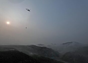 Foto : Helikopter water bombing BNPB beroperasi memadamkan kebakaran tempat pembuangan akhir (TPA) Jatiwaringin, Kecamatan Mauk, Kabupaten Tangerang, Banten, Selasa (7/6). (Bidang Komunikasi Kebebencanaan/Danung Arifin)