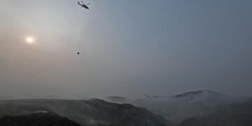 Foto : Helikopter water bombing BNPB beroperasi memadamkan kebakaran tempat pembuangan akhir (TPA) Jatiwaringin, Kecamatan Mauk, Kabupaten Tangerang, Banten, Selasa (7/6). (Bidang Komunikasi Kebebencanaan/Danung Arifin)
