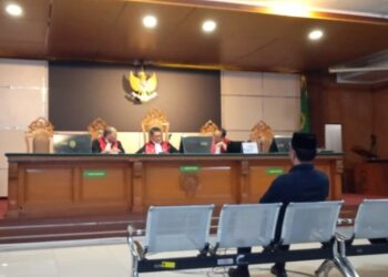 Bupati Bekasi nonaktif, Ade Kuswara Kunang, dan ayahnya, H.M. Kunang, menjalani sidang tuntutan Jaksa KPK dalam kasus dugaan suap pengaturan paket proyek pekerjaan di Pengadilan Negeri Bandung.(Foto:Istimewa).