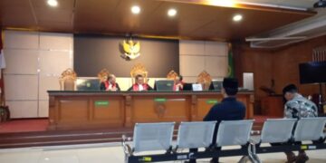 Bupati Bekasi nonaktif, Ade Kuswara Kunang, dan ayahnya, H.M. Kunang, menjalani sidang tuntutan Jaksa KPK dalam kasus dugaan suap pengaturan paket proyek pekerjaan di Pengadilan Negeri Bandung.(Foto:Istimewa).