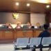 Bupati Bekasi nonaktif, Ade Kuswara Kunang, dan ayahnya, H.M. Kunang, menjalani sidang tuntutan Jaksa KPK dalam kasus dugaan suap pengaturan paket proyek pekerjaan di Pengadilan Negeri Bandung.(Foto:Istimewa).
