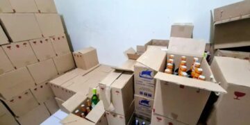 Barang bukti minuman keras di gudang penyimpanan yang digerebek Unit Reskrim Polsek Pameungpeuk, Kabupaten Bandung.(Foto:Istimewa).