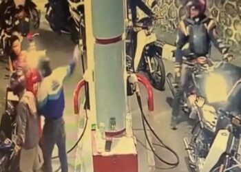 Tangkapan layar rekaman CCTV pelaku pemalakan di SPBU di Kabupaten Bandung, yang berhasil ditangkap polisi.(Foto:Istimewa).