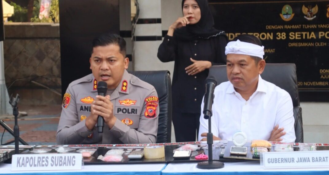 Kapolres Subang, AKBP Andi Purwanto, dan Gubernur Jabar, Dedi Mulyadi, menyampaikan keterangan pers pengungkapan kasus kejahatan begal aniaya korbannya hingga tewas di Kabupaten Subang.(Foto:Istimewa).