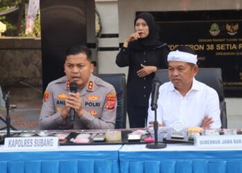 Kapolres Subang, AKBP Andi Purwanto, dan Gubernur Jabar, Dedi Mulyadi, menyampaikan keterangan pers pengungkapan kasus kejahatan begal aniaya korbannya hingga tewas di Kabupaten Subang.(Foto:Istimewa).