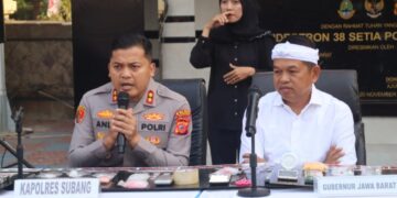 Kapolres Subang, AKBP Andi Purwanto, dan Gubernur Jabar, Dedi Mulyadi, menyampaikan keterangan pers pengungkapan kasus kejahatan begal aniaya korbannya hingga tewas di Kabupaten Subang.(Foto:Istimewa).