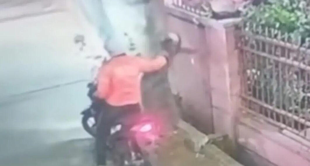 Tangkapan layar rekaman CCTV aksi penjambretan pria berjaket ojol terhadap wanita lansia di Kota Bandung.(Foto:Istimewa).