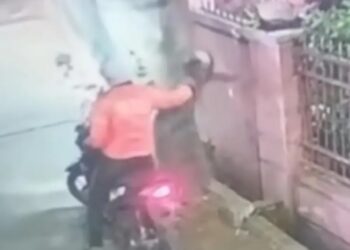 Tangkapan layar rekaman CCTV aksi penjambretan pria berjaket ojol terhadap wanita lansia di Kota Bandung.(Foto:Istimewa).