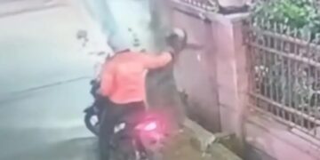 Tangkapan layar rekaman CCTV aksi penjambretan pria berjaket ojol terhadap wanita lansia di Kota Bandung.(Foto:Istimewa).