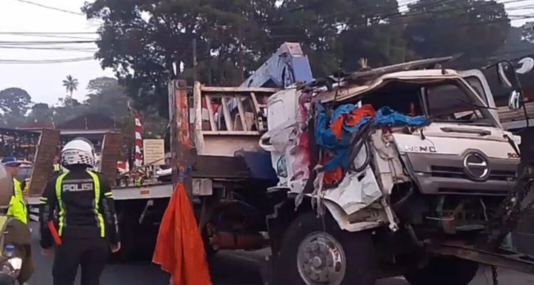 Proses evakuasi truk fuso yang terlibat tabrakan dengan mobil pikap di Jalan Raya Cipanas, Kabupaten Cianjur.(Foto:Istimewa).
