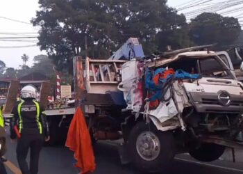 Proses evakuasi truk fuso yang terlibat tabrakan dengan mobil pikap di Jalan Raya Cipanas, Kabupaten Cianjur.(Foto:Istimewa).
