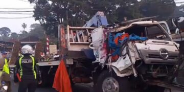 Proses evakuasi truk fuso yang terlibat tabrakan dengan mobil pikap di Jalan Raya Cipanas, Kabupaten Cianjur.(Foto:Istimewa).