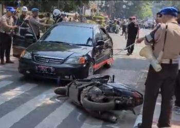Unit Gakkum Satlantas Polrestabes Bandung menggelar rekonstruksi kasus tabrak lari menewaskan Aiptu Asep Suhara, anggota Sat-Samapta Polrestabes Bandung.(Foto:Unit Gakkum Satlantas Polrestabes Bandung).