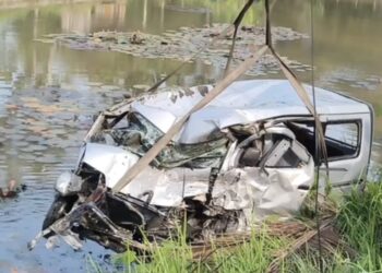 Minibus Grand Max terjun ke aliran kolam setelah 'adu banteng' dengan truk colt diesel di Jalan Raya Nasional Tasikmalaya-Bandung (Foto:Istimewa).
