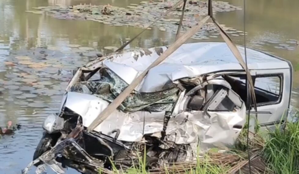 Minibus Grand Max terjun ke aliran kolam setelah 'adu banteng' dengan truk colt diesel di Jalan Raya Nasional Tasikmalaya-Bandung (Foto:Istimewa).