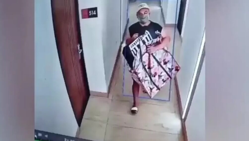 Tangkapan layar rekaman CCTV, pria tamu hotel di Kota Bandung, bawa kabur tiga unit televisi di tiga kamar yang disewa.(Foto:Istimewa).