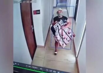 Tangkapan layar rekaman CCTV, pria tamu hotel di Kota Bandung, bawa kabur tiga unit televisi di tiga kamar yang disewa.(Foto:Istimewa).