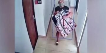 Tangkapan layar rekaman CCTV, pria tamu hotel di Kota Bandung, bawa kabur tiga unit televisi di tiga kamar yang disewa.(Foto:Istimewa).