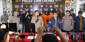 Kapolres Cimahi, AKBP Niko Nurullah Adi Putra, menyampaikan keterangan pers pengungkapan perdagangan ilegal benih lobster di perairan Pantai Cikelet.(Foto:Istimewa).