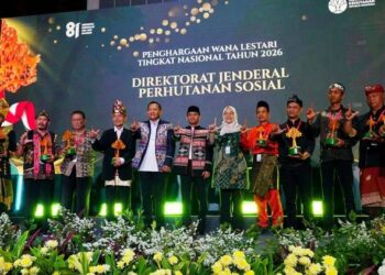 Penghargaan 9 Forest Heroes Perhutanan Sosial penerima Penghargaan Wana Lestari Tingkat Nasional Tahun 2026 tersebut diserahkan Menteri Kehutanan Raja Juli Antoni bersama Wakil Menteri Kehutanan Rohmat Marzuki dan Direktur Jenderal Perhutanan Sosial Catur Endah Prasetiani dalam rangkaian peringatan Hari Ulang Tahun ke-81 Kemerdekaan Republik Indonesia di Jakarta, Kamis (13/8).(Foto: Humas Kemenhut)