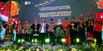 Penghargaan 9 Forest Heroes Perhutanan Sosial penerima Penghargaan Wana Lestari Tingkat Nasional Tahun 2026 tersebut diserahkan Menteri Kehutanan Raja Juli Antoni bersama Wakil Menteri Kehutanan Rohmat Marzuki dan Direktur Jenderal Perhutanan Sosial Catur Endah Prasetiani dalam rangkaian peringatan Hari Ulang Tahun ke-81 Kemerdekaan Republik Indonesia di Jakarta, Kamis (13/8).(Foto: Humas Kemenhut)