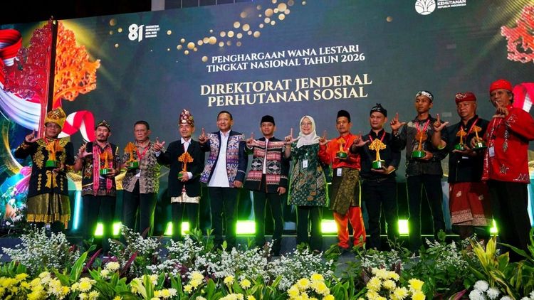 Penghargaan 9 Forest Heroes Perhutanan Sosial penerima Penghargaan Wana Lestari Tingkat Nasional Tahun 2026 tersebut diserahkan Menteri Kehutanan Raja Juli Antoni bersama Wakil Menteri Kehutanan Rohmat Marzuki dan Direktur Jenderal Perhutanan Sosial Catur Endah Prasetiani dalam rangkaian peringatan Hari Ulang Tahun ke-81 Kemerdekaan Republik Indonesia di Jakarta, Kamis (13/8).(Foto: Humas Kemenhut)