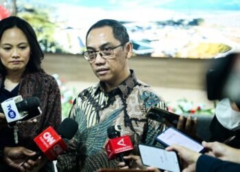 Dirjen Pengawasan Ruang Digital Alexander Sabar dan Kepala Kebijakan Publik WhatsApp dan Messenger Asia Pasifik Esther Samboh memberikan keterangan kepada awak media usai melakukan pertemuan di kantor Kementerian Komdigi, Jakarta Pusat, Rabu (26/08/2026). Foto: Anhar/Komdigi
